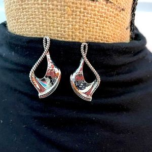 SILVER .925 STERLING 🥈NWT STAMPED MADE IN ISREAL TWIST EARRINGS 💕